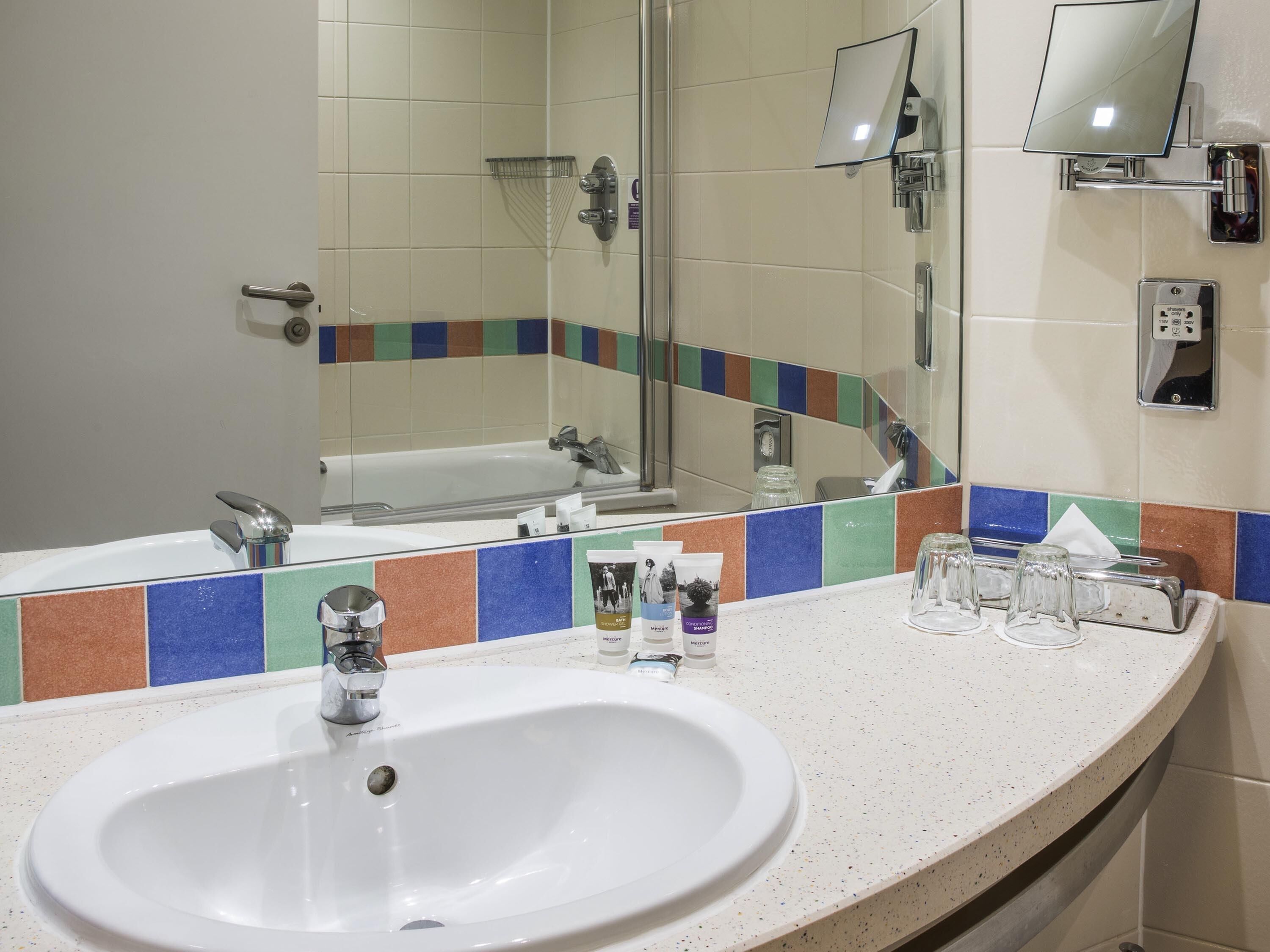 Caja de seguridad en la habitación, escritorio y cortinas blackout 