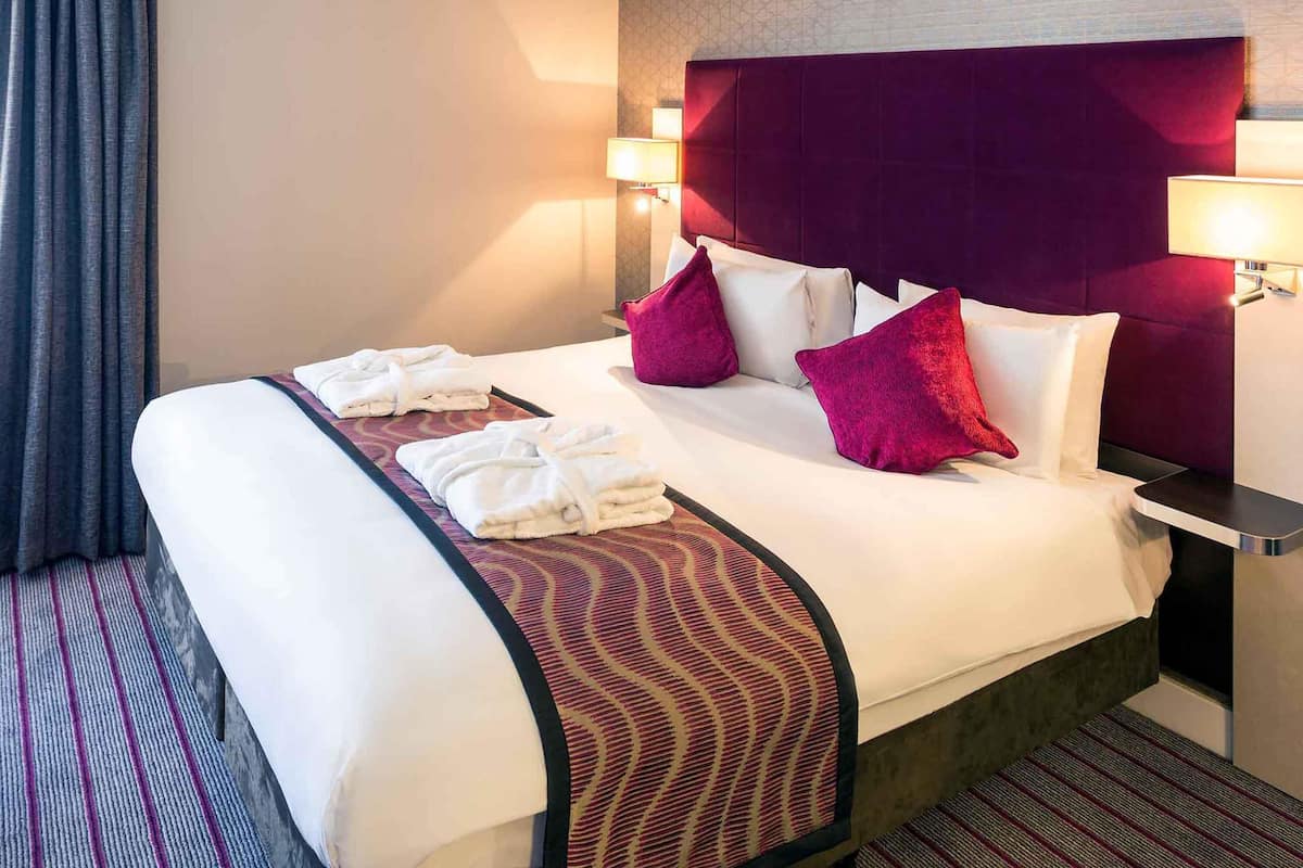 Deluxe Room, 1 Double Bed | In-room safe, desk, blackout drapes, soundproofing