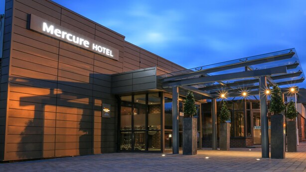 Exterior - Mercure London Heathrow Hotel (Hayes)