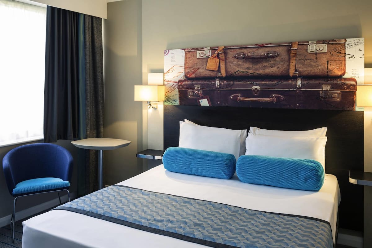 Cofres nos quartos, escrivaninha, cortinas blackout