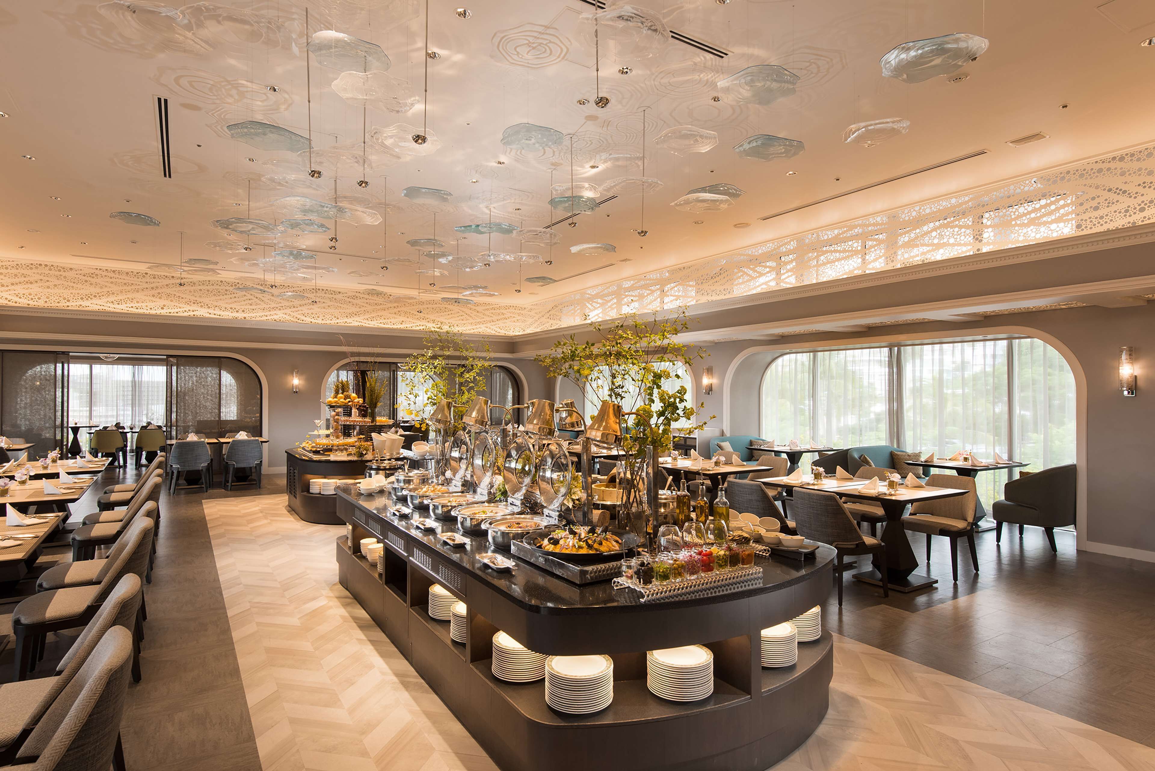 3 restaurants, breakfast, lunch, dinner served; international cuisine