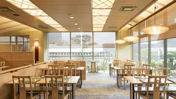 3 restaurants, spécialités Cuisine internationale