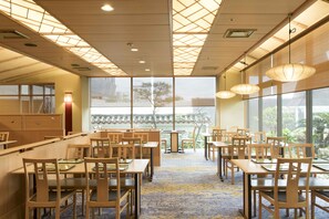 3 か所のレストラン、朝食、ランチ、ディナーに営業 (多国籍料理)