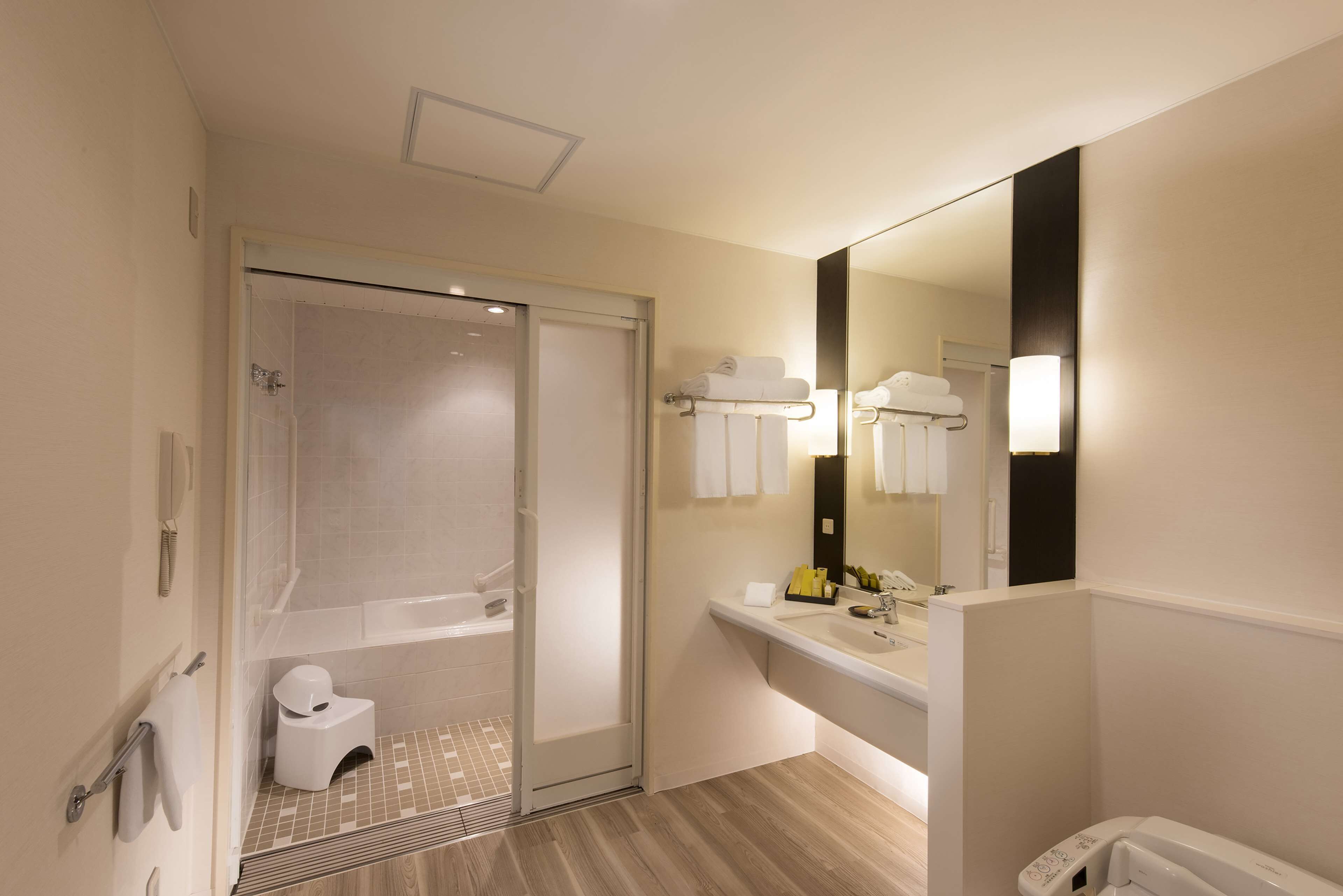 twin family room | bathroom | combined shower/bathtub, free toiletries, hair dryer, slippers
