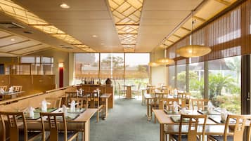 3 restaurants, spécialités Cuisine internationale