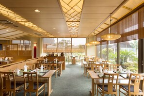 3 か所のレストラン、朝食、ランチ、ディナーに営業 (多国籍料理)