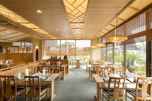 3 restaurants, breakfast, lunch, dinner served; international cuisine