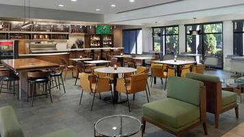 供應早餐、午餐及晚餐