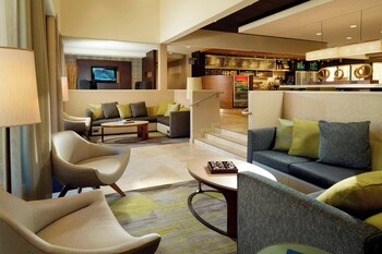 Lobby lounge at Courtyard by Marriott Atlanta Perimeter Center