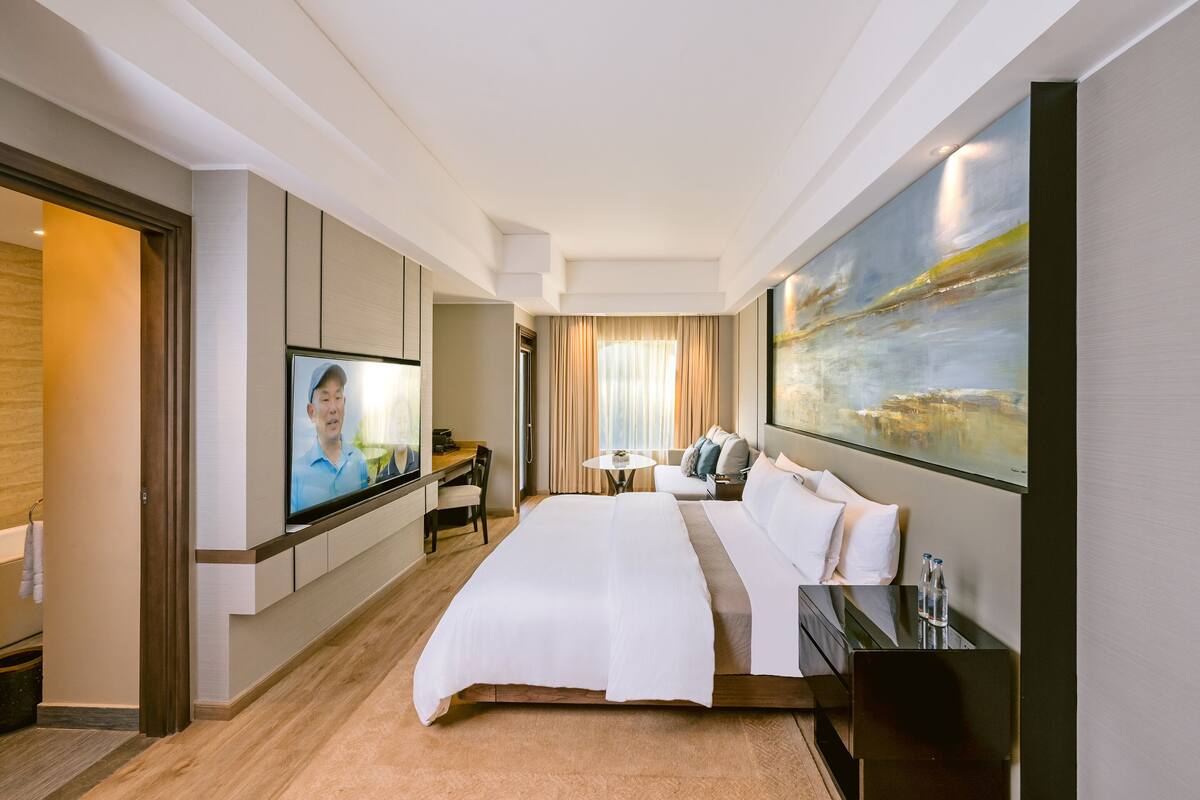 premium bedding, down duvets, in-room safe, desk