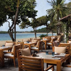 Lunch, dinner served; seafood, beach views