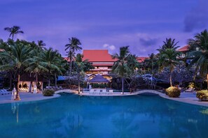 4 outdoor pools, open 7:00 AM to 7:00 PM, pool umbrellas