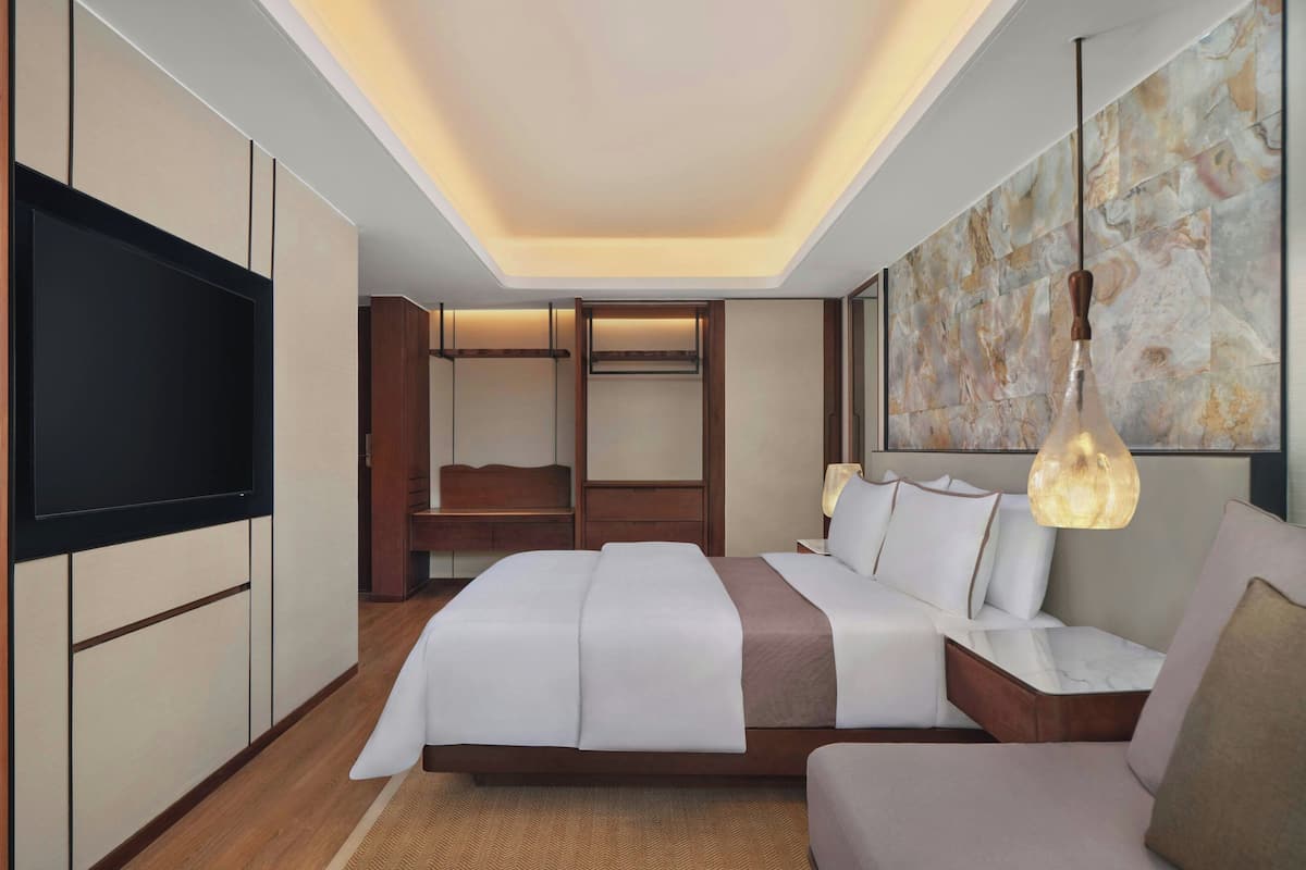 Premium bedding, down comforters, in-room safe, desk