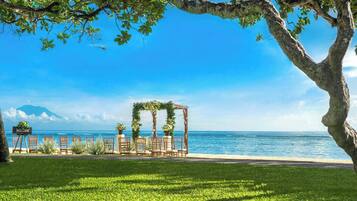 Plage à proximité, sable blanc, parasols, serviettes de plage