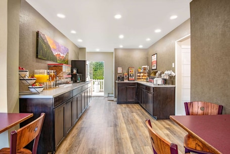 Desayuno buffet incluido todos los días . Econo Lodge Inn & Suites Durango