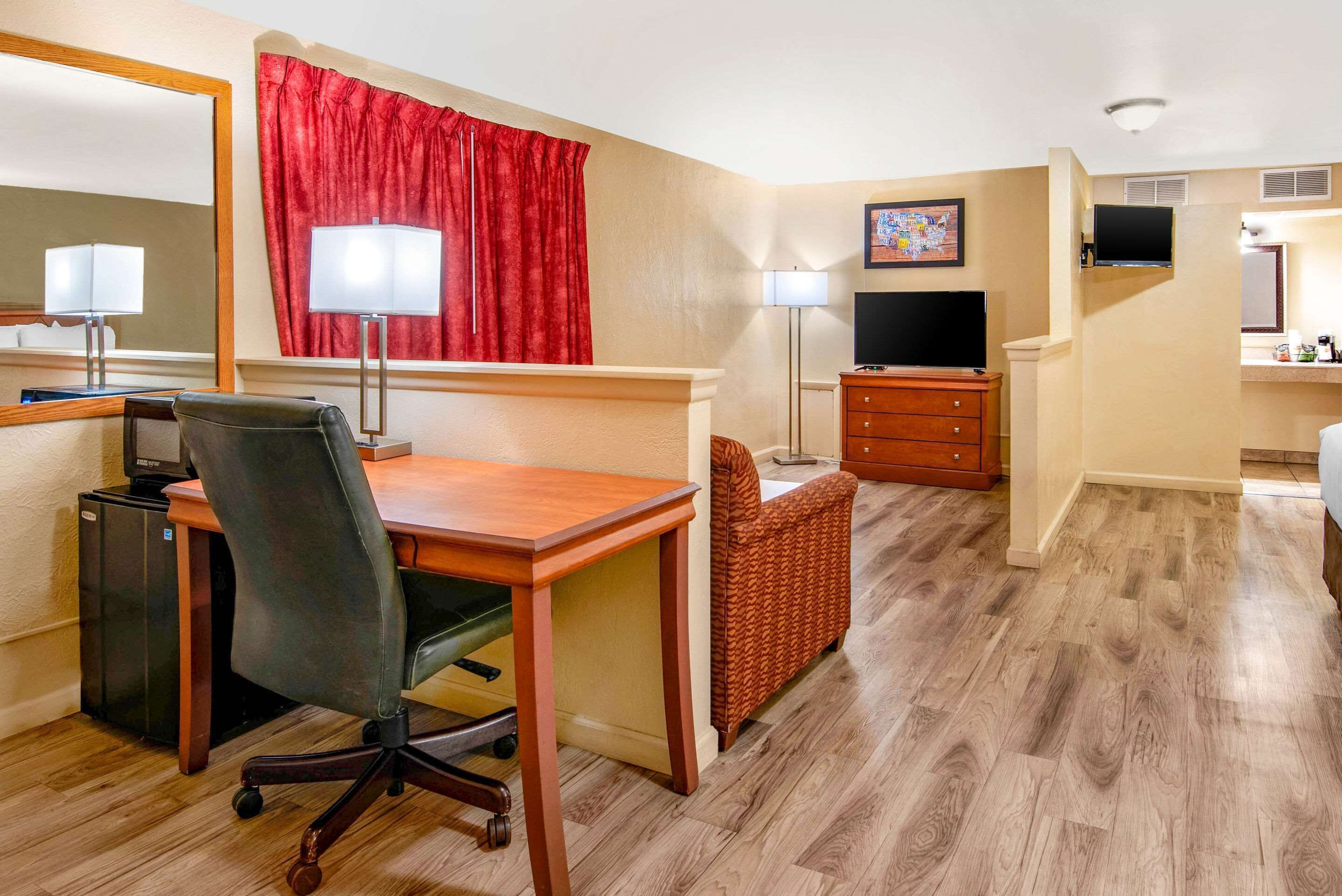Suite, non-fumeurs (2 King Beds with 2 Person Sofa bed) | Bureau, fer et planche à repasser, Wi-Fi gratuit, réveils