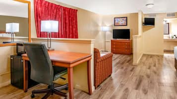 Suite, non-fumeurs (2 King Beds with 2 Person Sofa bed) | Bureau, fer et planche à repasser, Wi-Fi gratuit, réveils