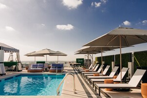 Una piscina al aire libre, camas de piscina con cargo