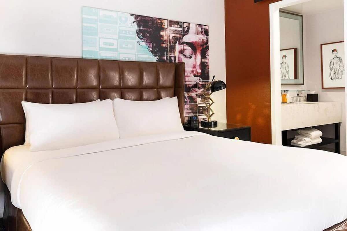 Premier Suite, 1 King Bed, Balcony | Egyptian cotton sheets, premium bedding, pillowtop beds, in-room safe