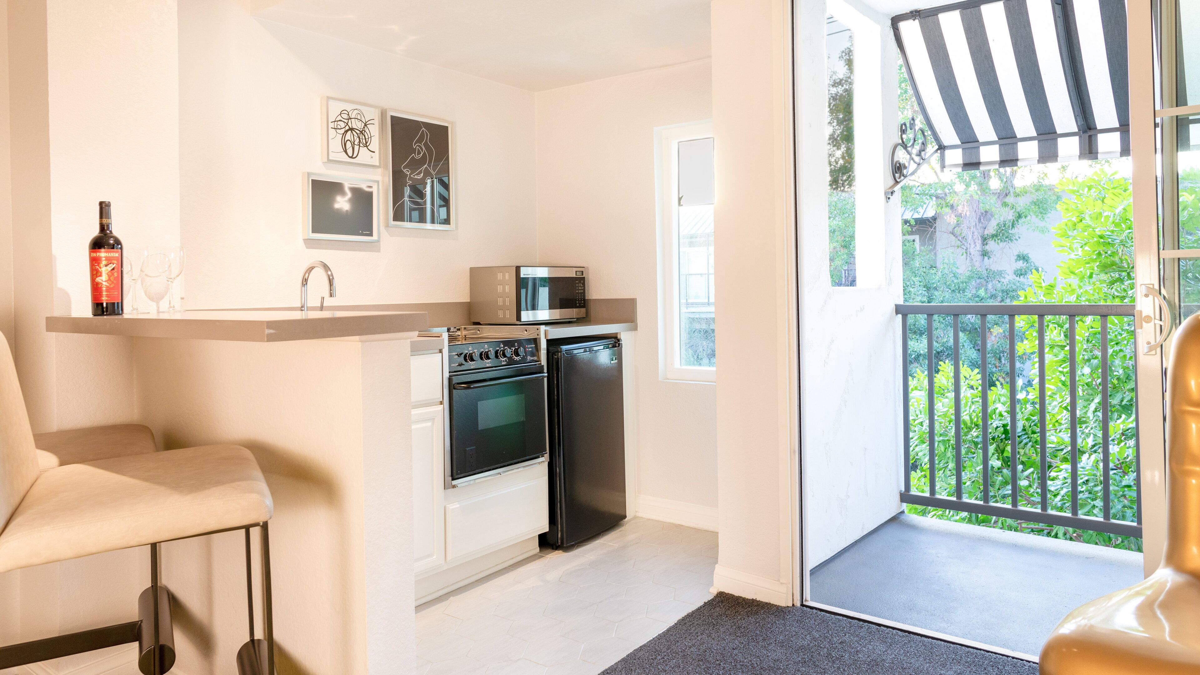 microwave, cookware/dishes/utensils