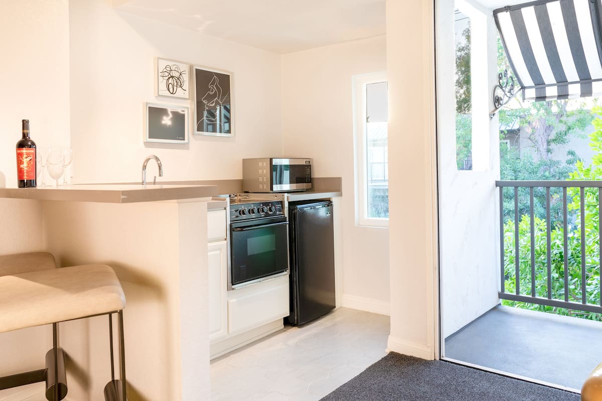 microwave, cookware/dishes/utensils