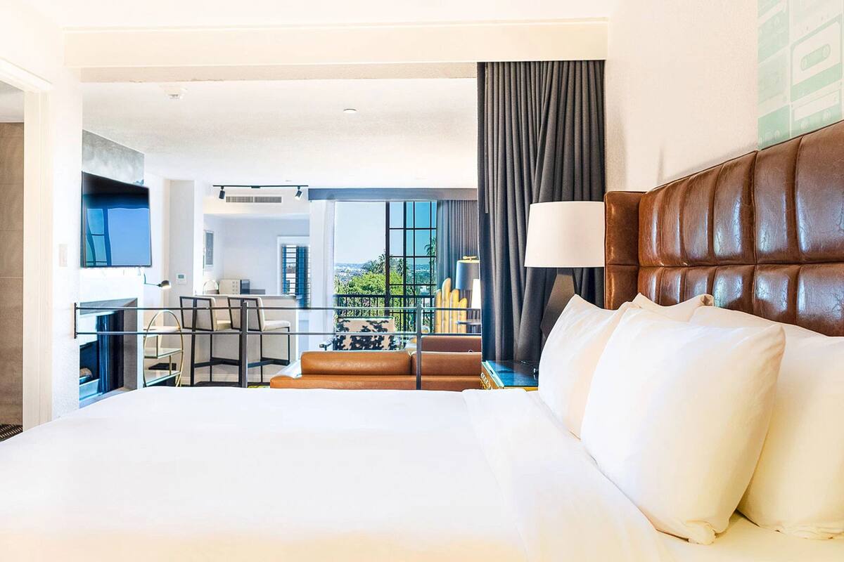 signature king suite, city view & balcony | balcony view