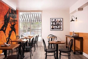 Petit déjeuner, déjeuner et dîner servis sur place
