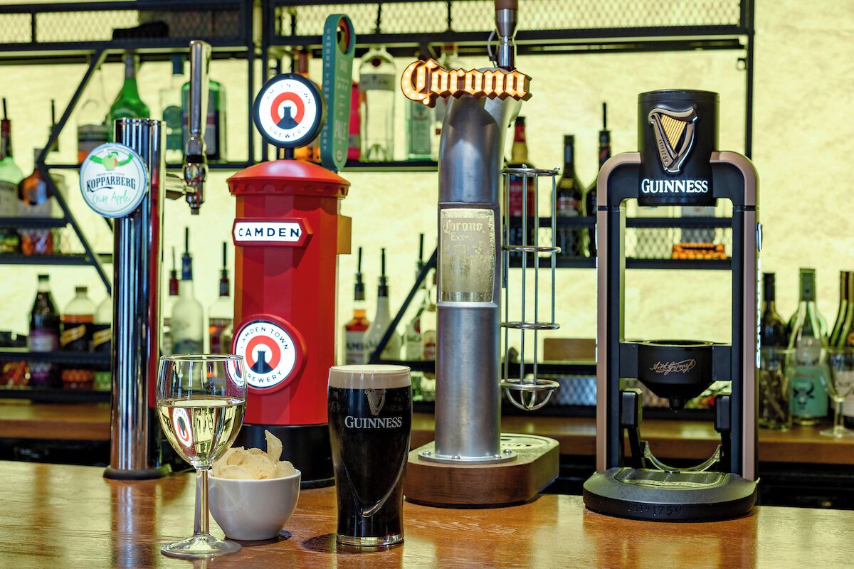 Eine Bar mit verschiedenen Zapfhähnen, darunter Bier von Corona, Guinness und KOPPARBERG.
