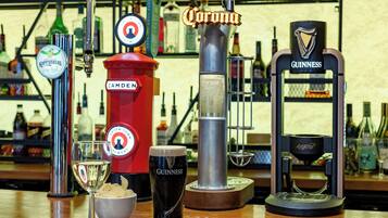 Eine Bar mit verschiedenen Zapfhähnen, darunter Bier von Corona, Guinness und KOPPARBERG.