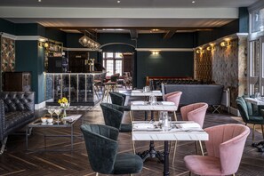 Serviert Mittagessen und Abendessen