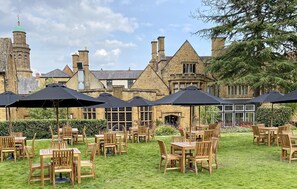 DĂźner et souper servis sur place, cuisine internationale