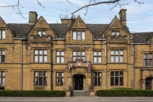Un edificio histórico con una entrada destacada identificada como “WHATELY HALL” y un cartel que indica “Recepción” sobre la puerta.