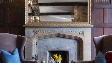 Serves lunch and dinner