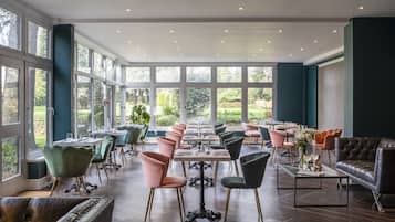 Lunch and dinner served, international cuisine