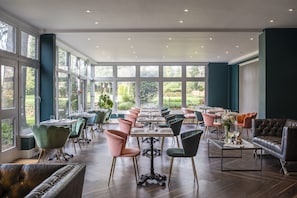 DĂźner et souper servis sur place, cuisine internationale