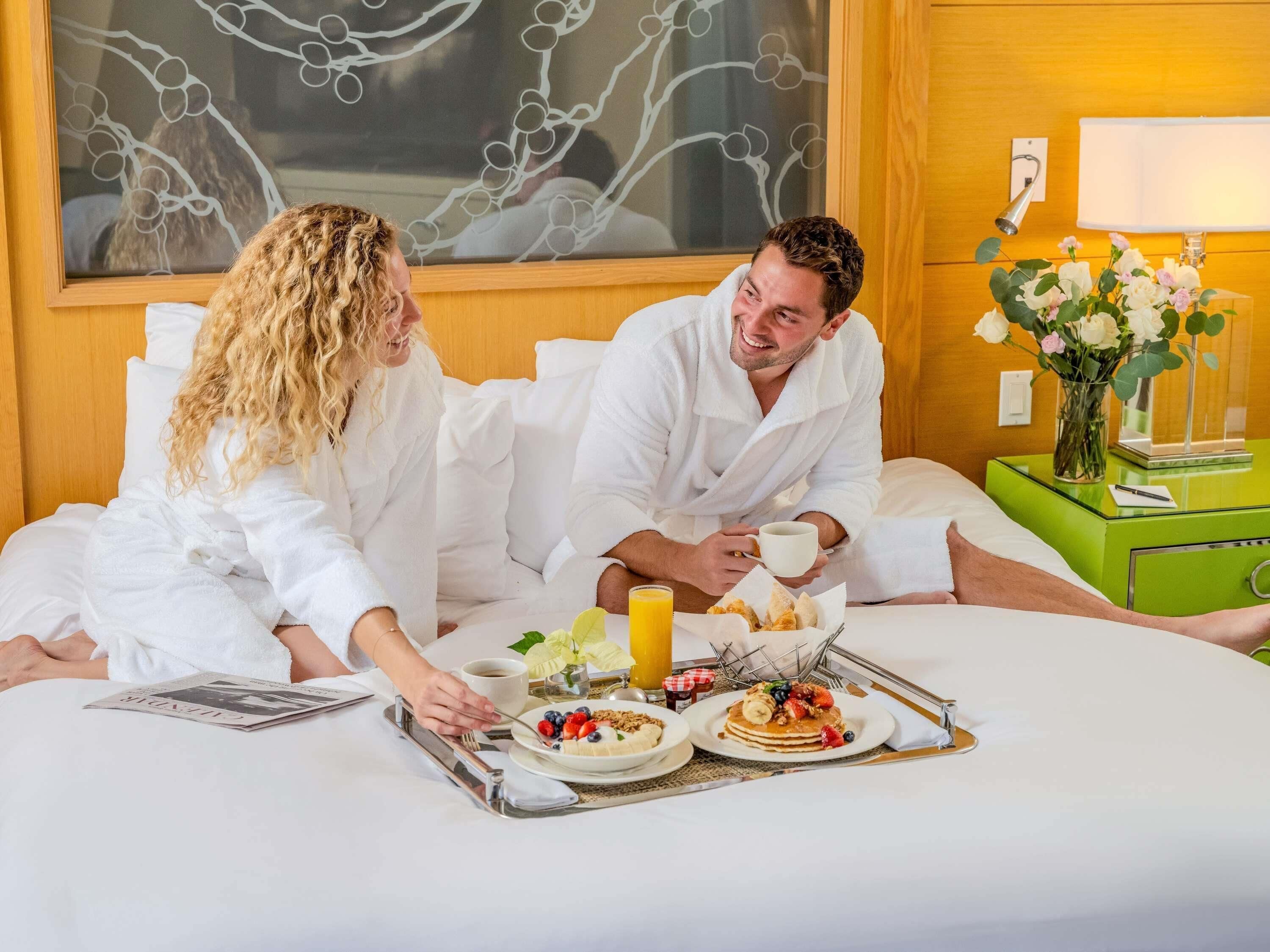 Quarto superluxo, 1 cama King (Hollywood Hills View) | Roupas de cama premium, edredons de pluma, frigobar, cofres nos quartos