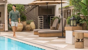 Piscine extérieure, chaises longues
