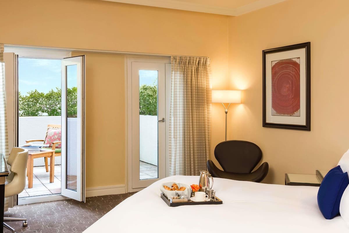Camera Luxury, 1 letto king, patio | Biancheria da letto di alta qualità, copriletto in piuma, minibar