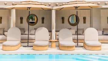 Piscina externa, funciona das 6h às 21h, espreguiçadeiras