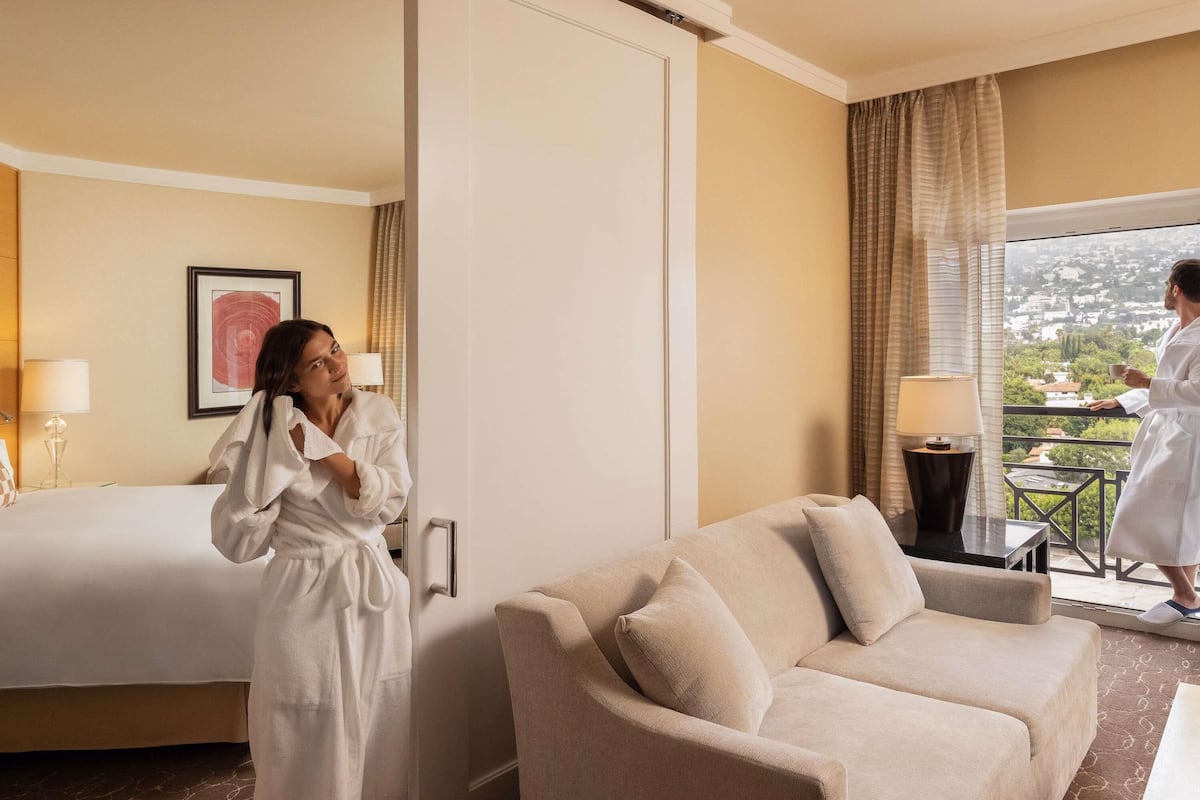 Suite, 1 letto king (Hollywood Hills View) | Biancheria da letto di alta qualità, copriletto in piuma, minibar