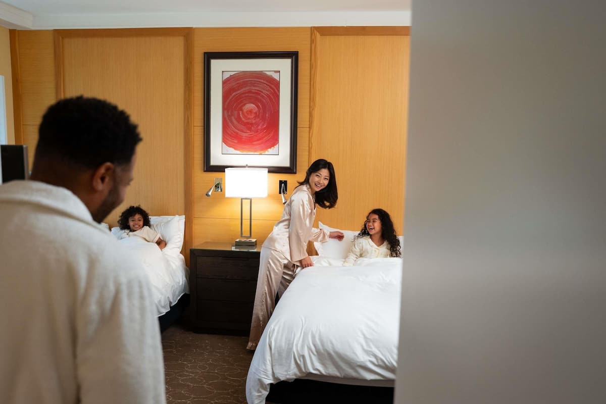 Camera Superior, 2 letti queen (Beverly Boulevard View) | Biancheria da letto di alta qualità, copriletto in piuma, minibar
