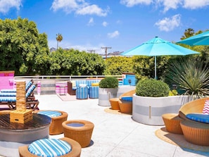 Piscine extérieure, chaises longues