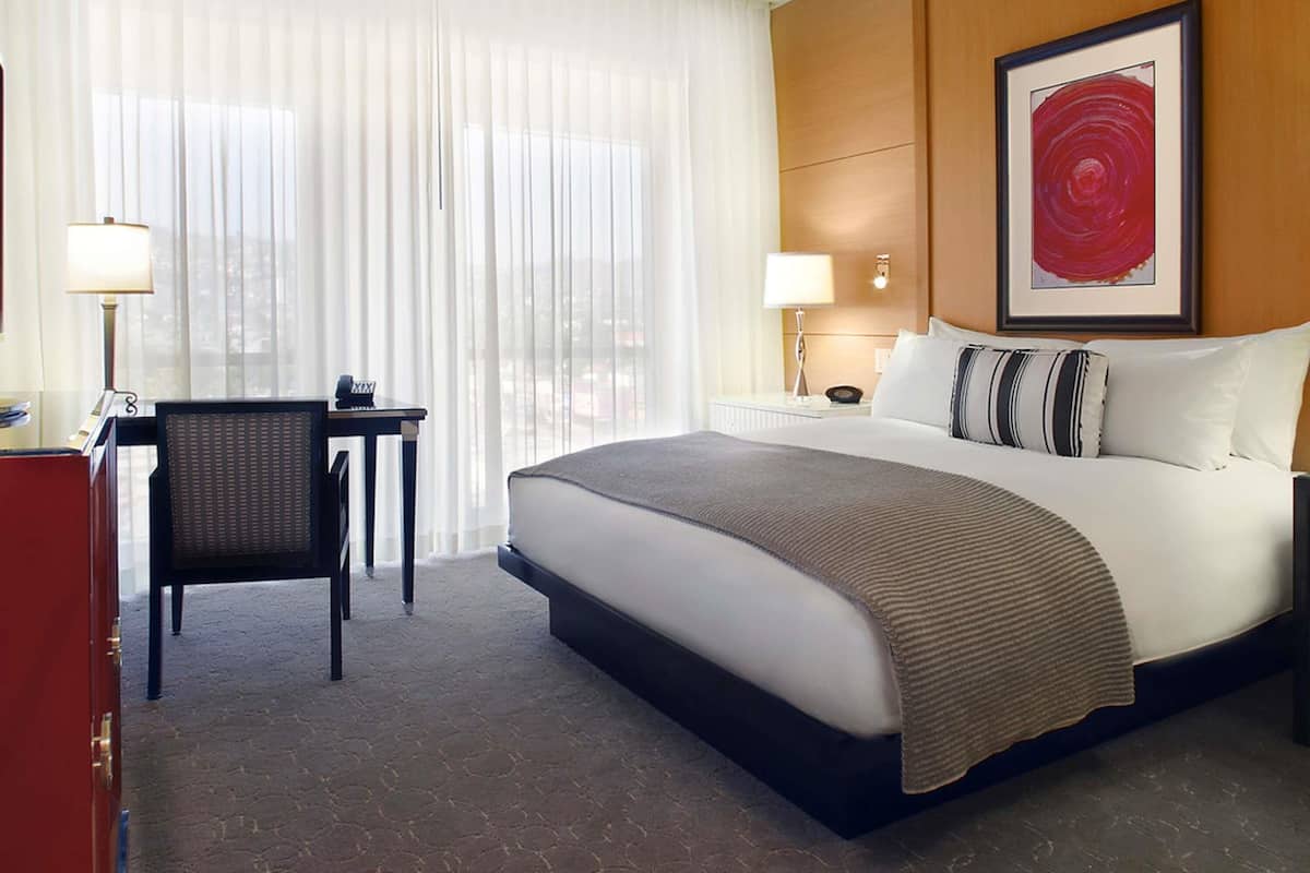 Camera, 1 letto king, accessibile ai disabili | 1 camera, biancheria da letto di alta qualità, copriletto in piuma