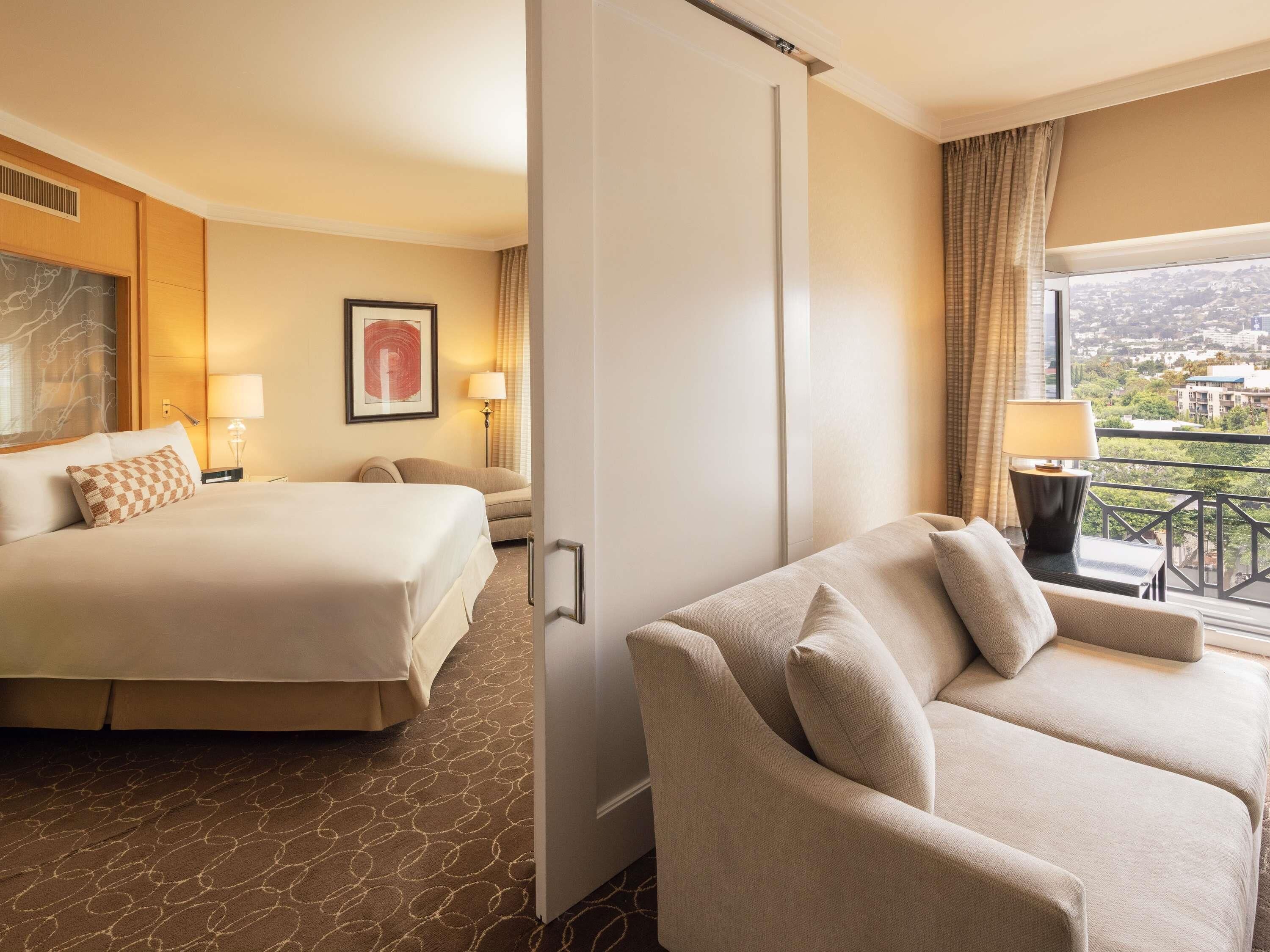Suite, 1 Tempat Tidur King (Hollywood Hills View) | Seprai premium, selimut bulu angsa, minibar, dan brankas