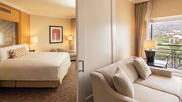 Suite, 1 Tempat Tidur King (Hollywood Hills View) | Seprai premium, selimut bulu angsa, minibar, dan brankas
