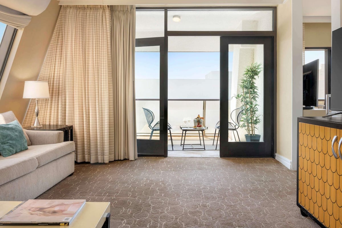 Suite, 1 cama de matrimonio grande (Beverly Boulevard View) | 1 dormitorio, ropa de cama de alta calidad, edredones de plumas