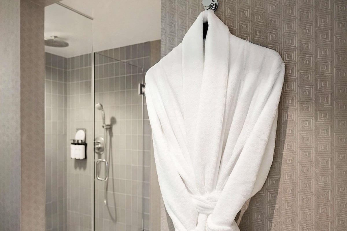 1 bedroom, premium bedding, down duvets, minibar