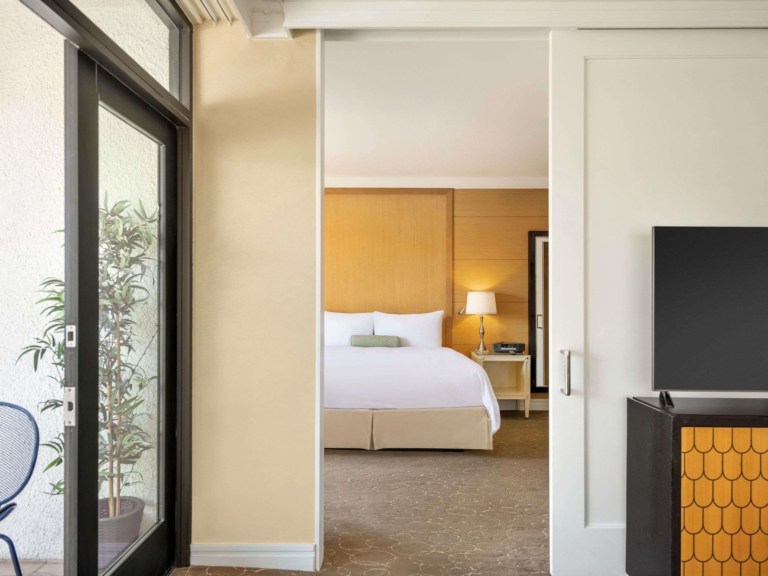 Suite, 1 kingsize bed (Beverly Boulevard View) | Luxe beddengoed, donsdekens, een minibar, een kluis op de kamer