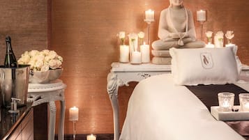 Salas de tratamiento para parejas, sauna y tina de hidromasaje