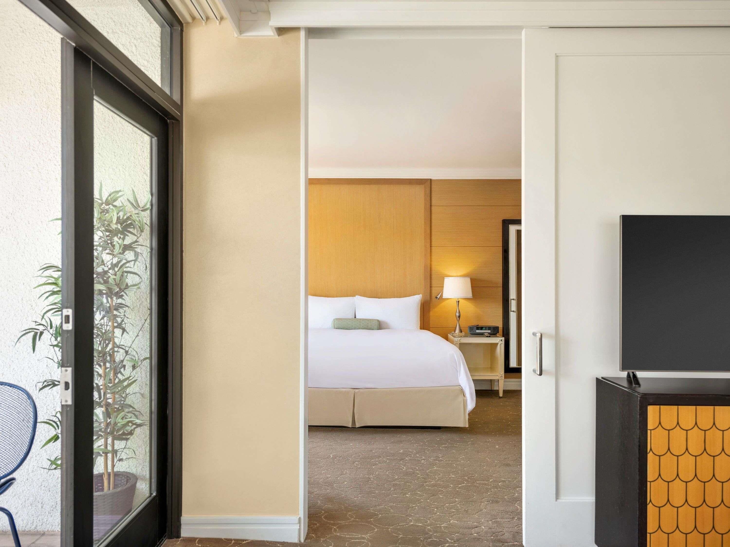 Suite, 1 King Bed (Beverly Boulevard View) | Premium bedding, down duvets, minibar, in-room safe